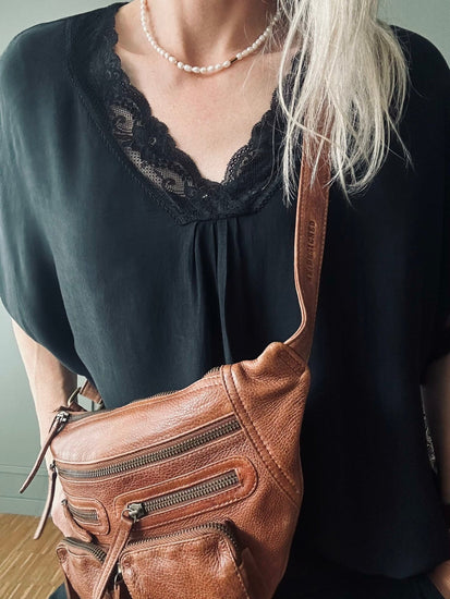Bluse med blonde – Black oversize - VIAMAJA.DK