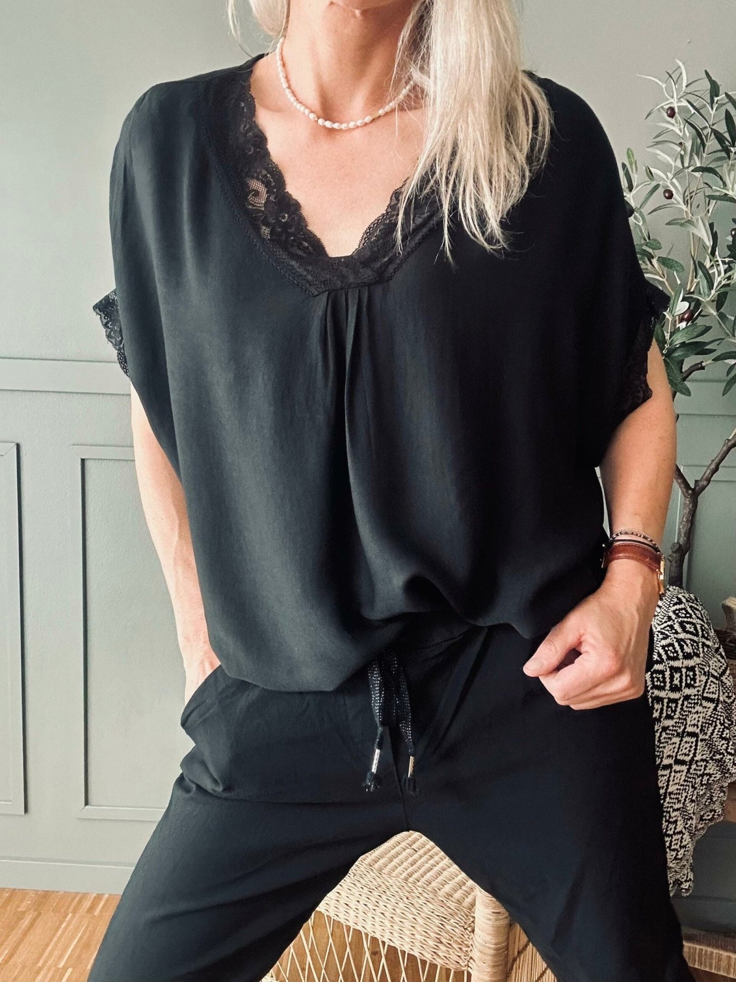 Bluse med blonde – Black oversize - VIAMAJA.DK