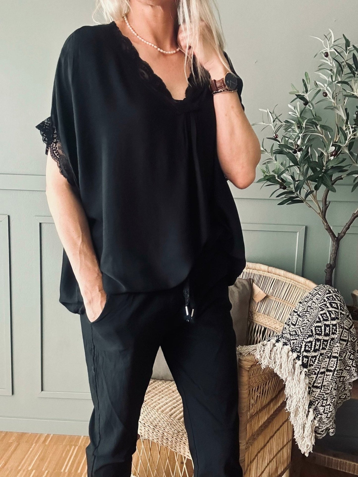Bluse med blonde – Black oversize - VIAMAJA.DK