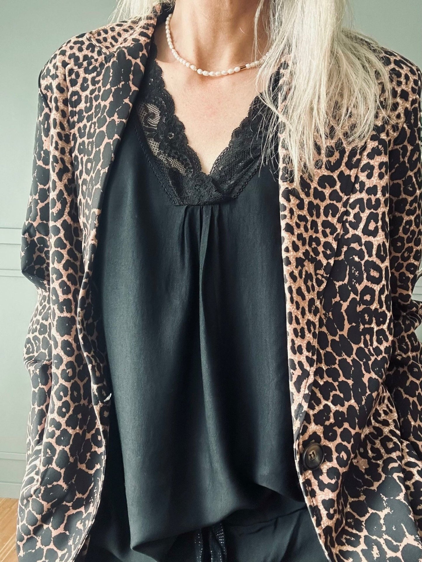 Bluse med blonde – Black oversize - VIAMAJA.DK