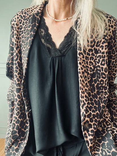 Bluse med blonde – Black oversize - VIAMAJA.DK