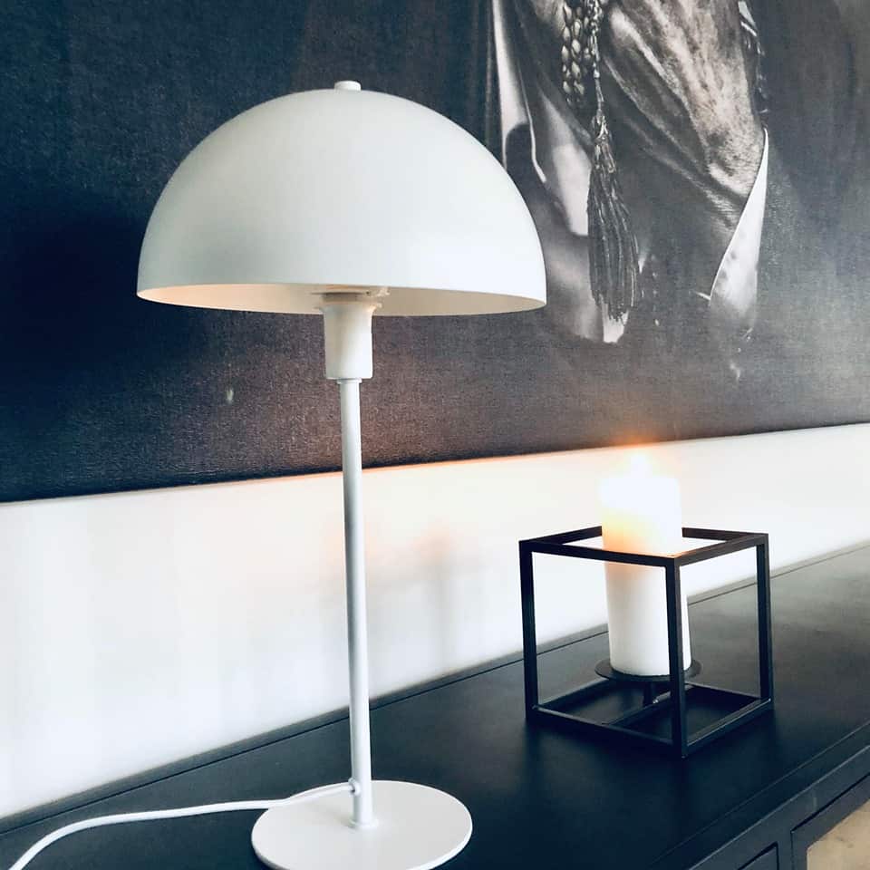 Bordlampe i mat hvid metal - VIAMAJA