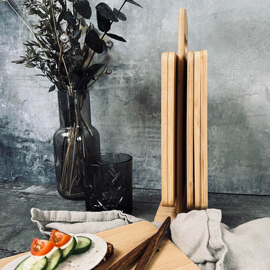 Bordmodel med 6 stk smørbrætter i bambus - VIAMAJA.DK