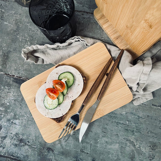 Bordmodel med 6 stk smørbrætter i bambus - VIAMAJA.DK