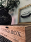 Box med skrift - VIAMAJA.DK