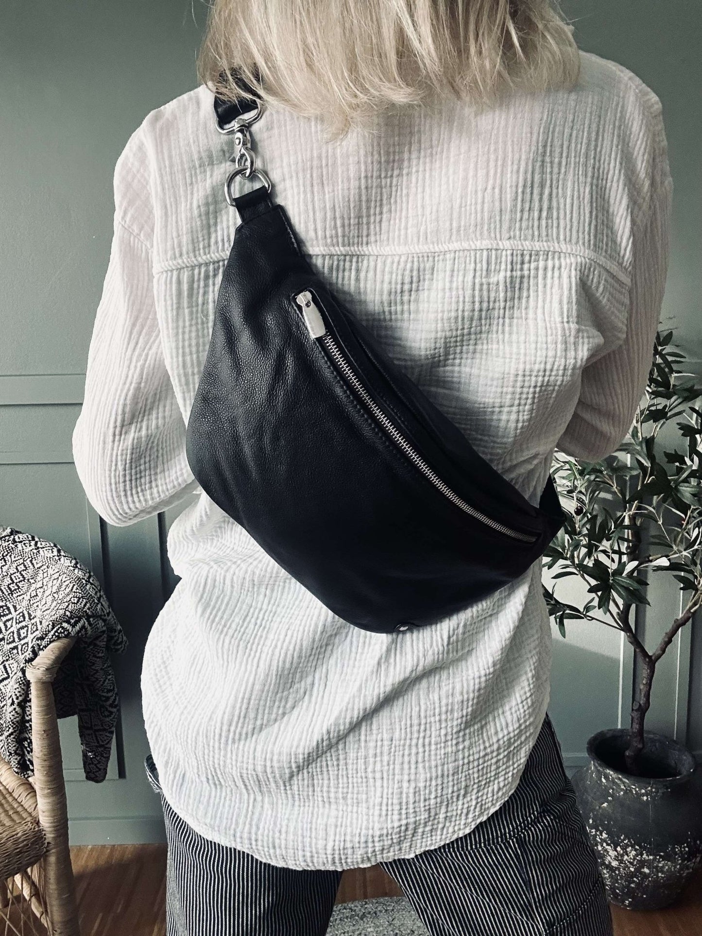 Bumbag Aura Big Black - VIAMAJA.DK