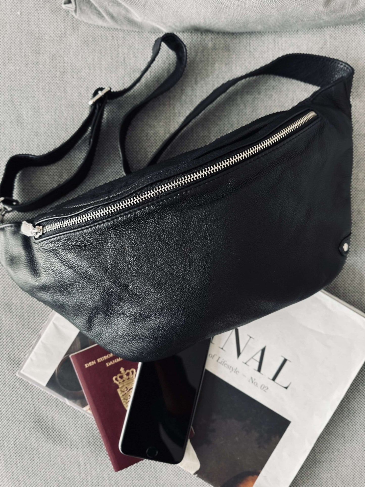 Bumbag Aura Big Black - VIAMAJA.DK