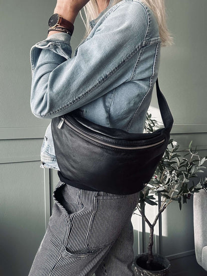 Bumbag Aura Big Black - VIAMAJA.DK