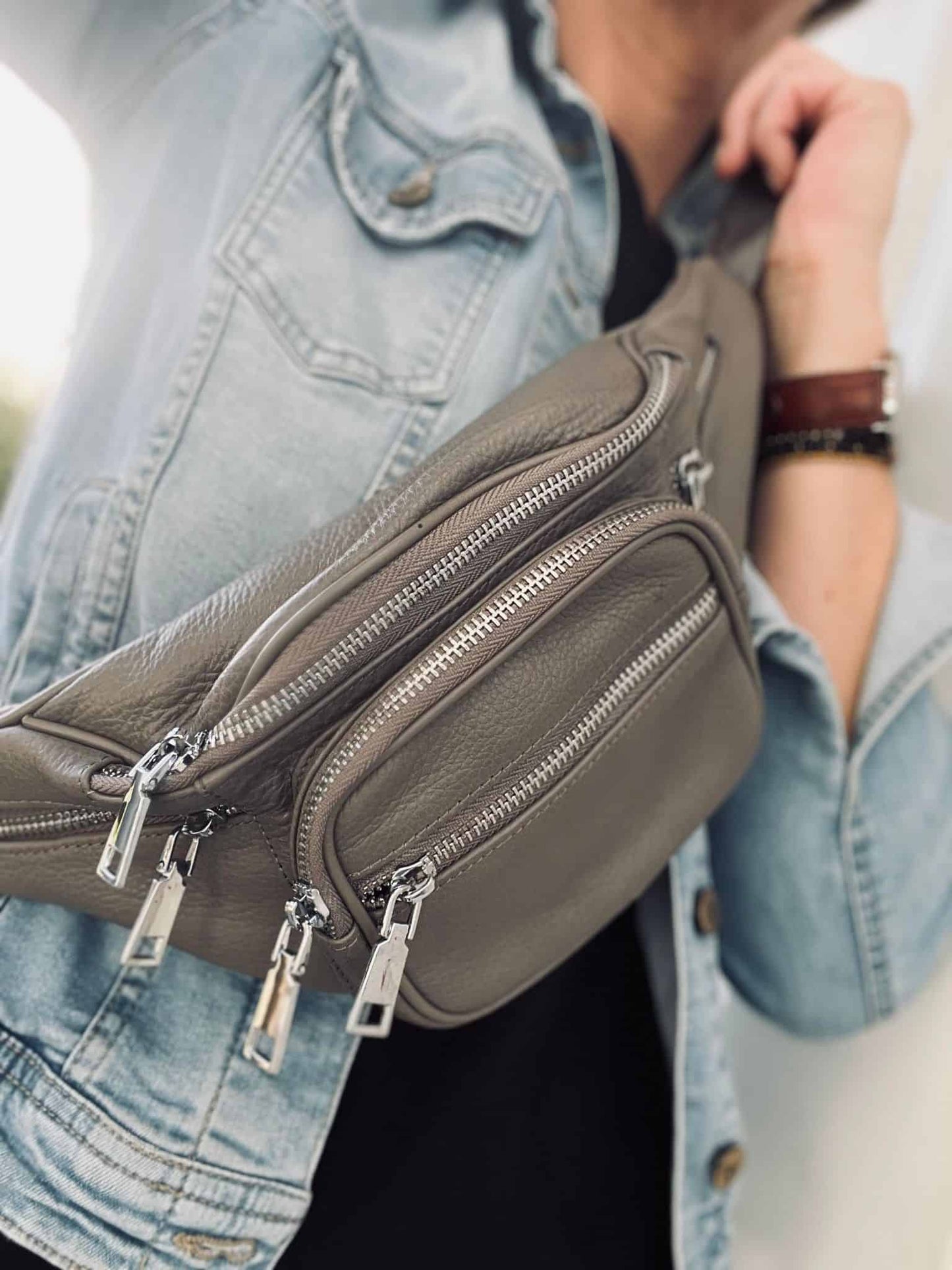 Bumbag MAY med sølv lynlås - Taupe læder - VIAMAJA.DK