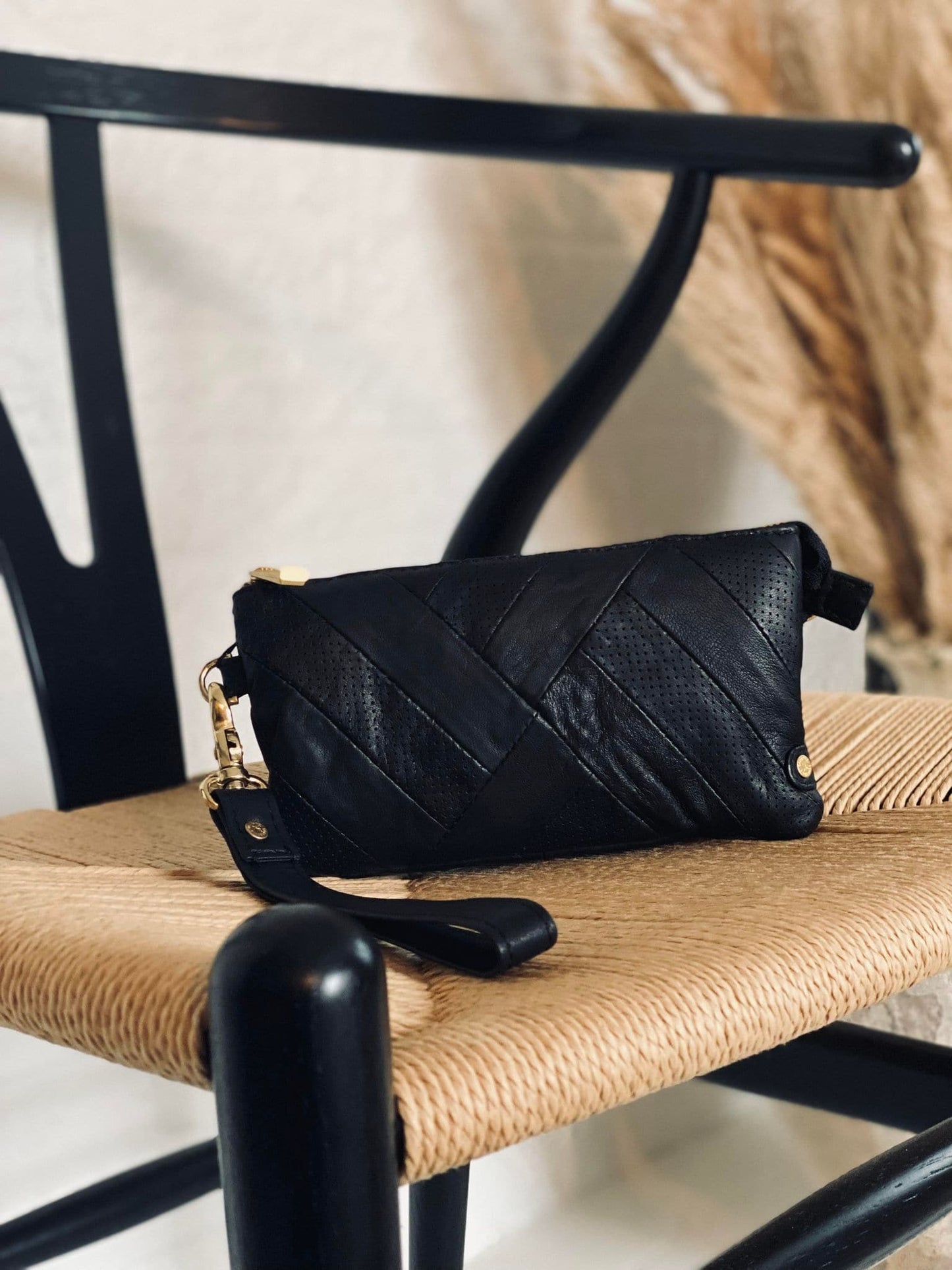 Clutch JENNY - Lang taskerem medfølger - VIAMAJA.DK