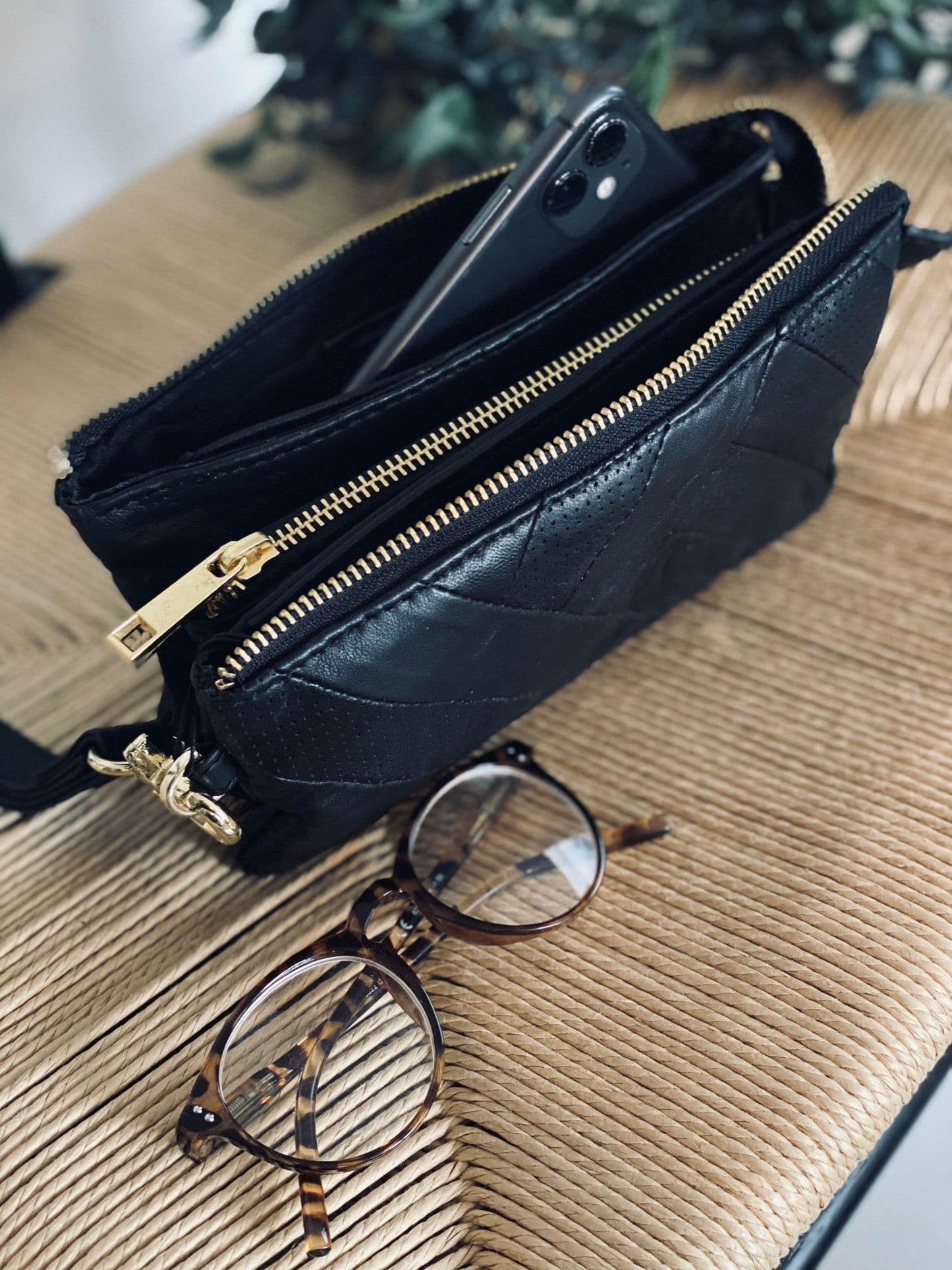 Clutch JENNY - Lang taskerem medfølger - VIAMAJA.DK