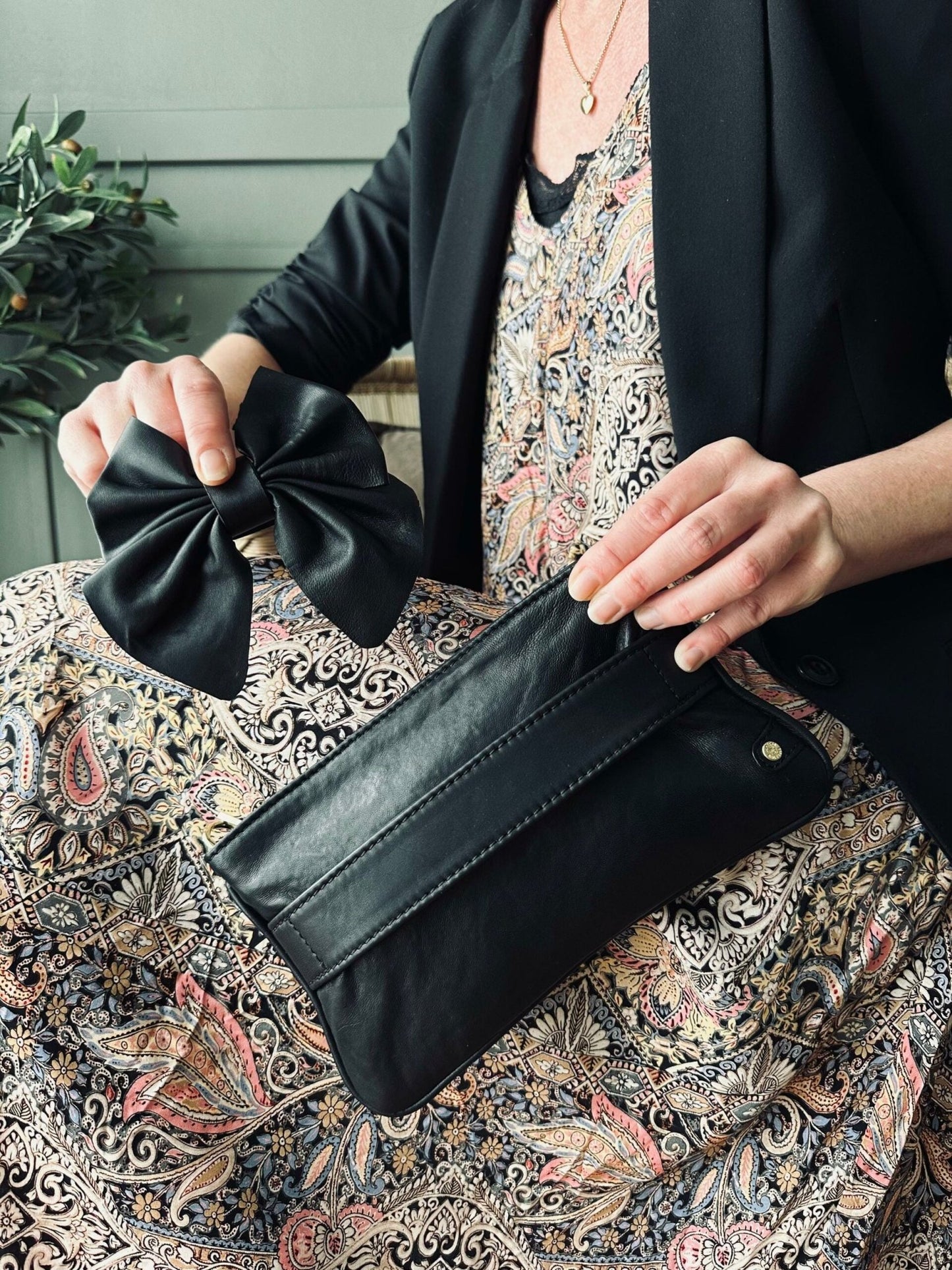 Clutch med sløjfe – Black leather - VIAMAJA.DK