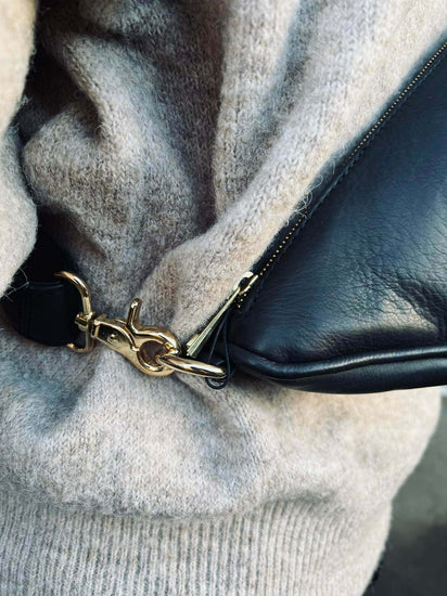 Cool black HALLY trekantet crossbody / bumbag - VIAMAJA.DK