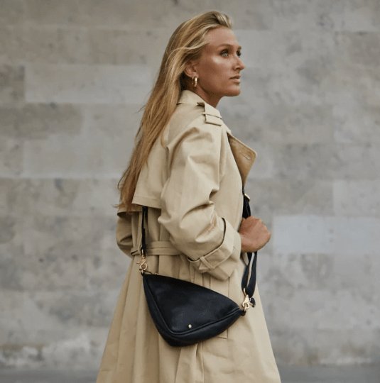 Cool black HALLY trekantet crossbody / bumbag - VIAMAJA.DK