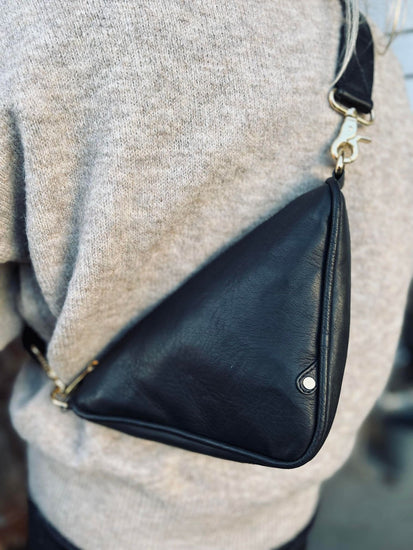Cool black HALLY trekantet crossbody / bumbag - VIAMAJA.DK