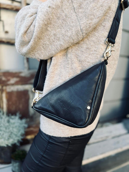 Cool black HALLY trekantet crossbody / bumbag - VIAMAJA.DK