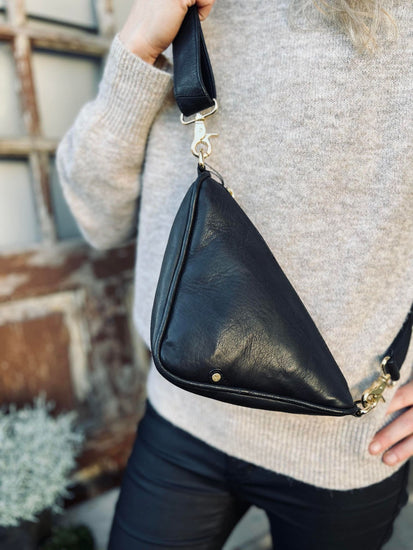 Cool black HALLY trekantet crossbody / bumbag - VIAMAJA.DK