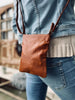Crossover mobiltaske - OLINE Walnut