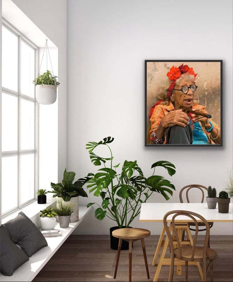 Cubansk kvinde med cigar - Farver 70x100 - UDSOLGT - VIAMAJA