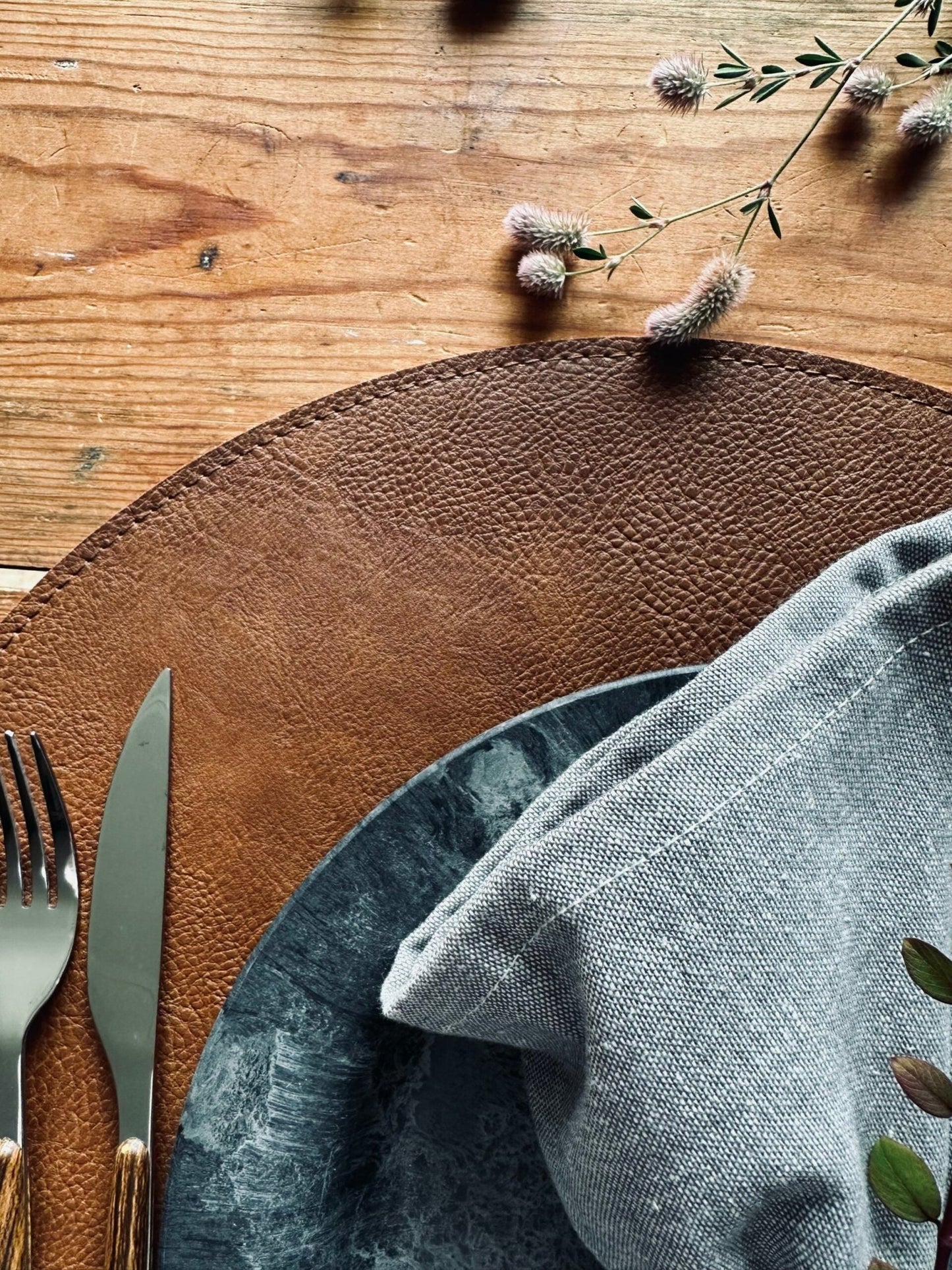 Dækkeserviet Rund – Vendbar Cognac / Natur - VIAMAJA.DK