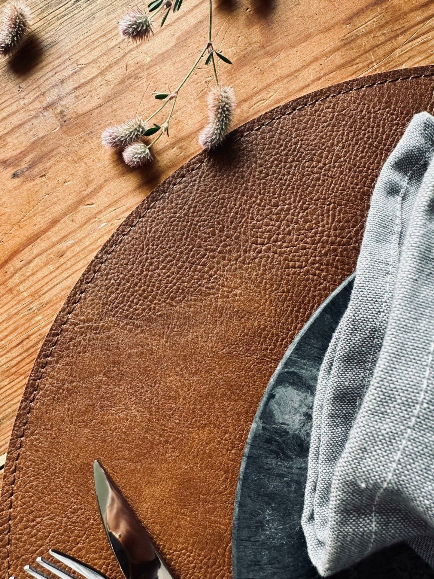 Dækkeserviet Rund – Vendbar Cognac / Natur - VIAMAJA.DK