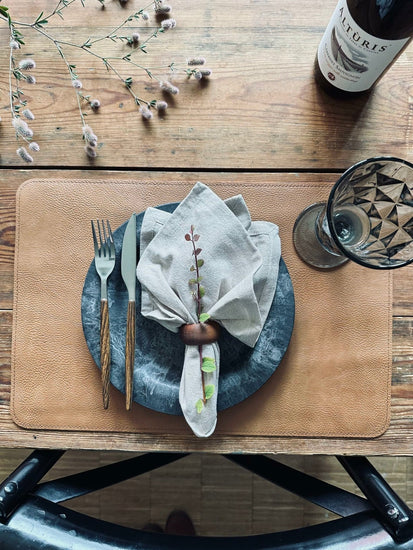 Dækkeserviet – Vendbar Cognac / Natur - VIAMAJA.DK