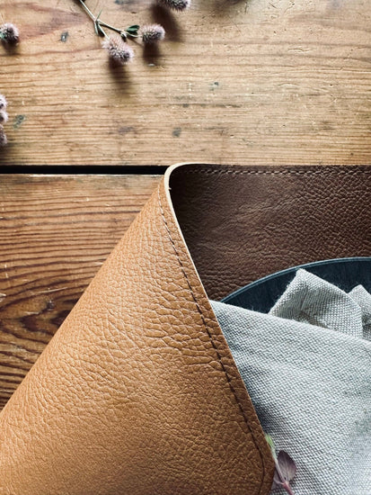 Dækkeserviet – Vendbar Cognac / Natur - VIAMAJA.DK