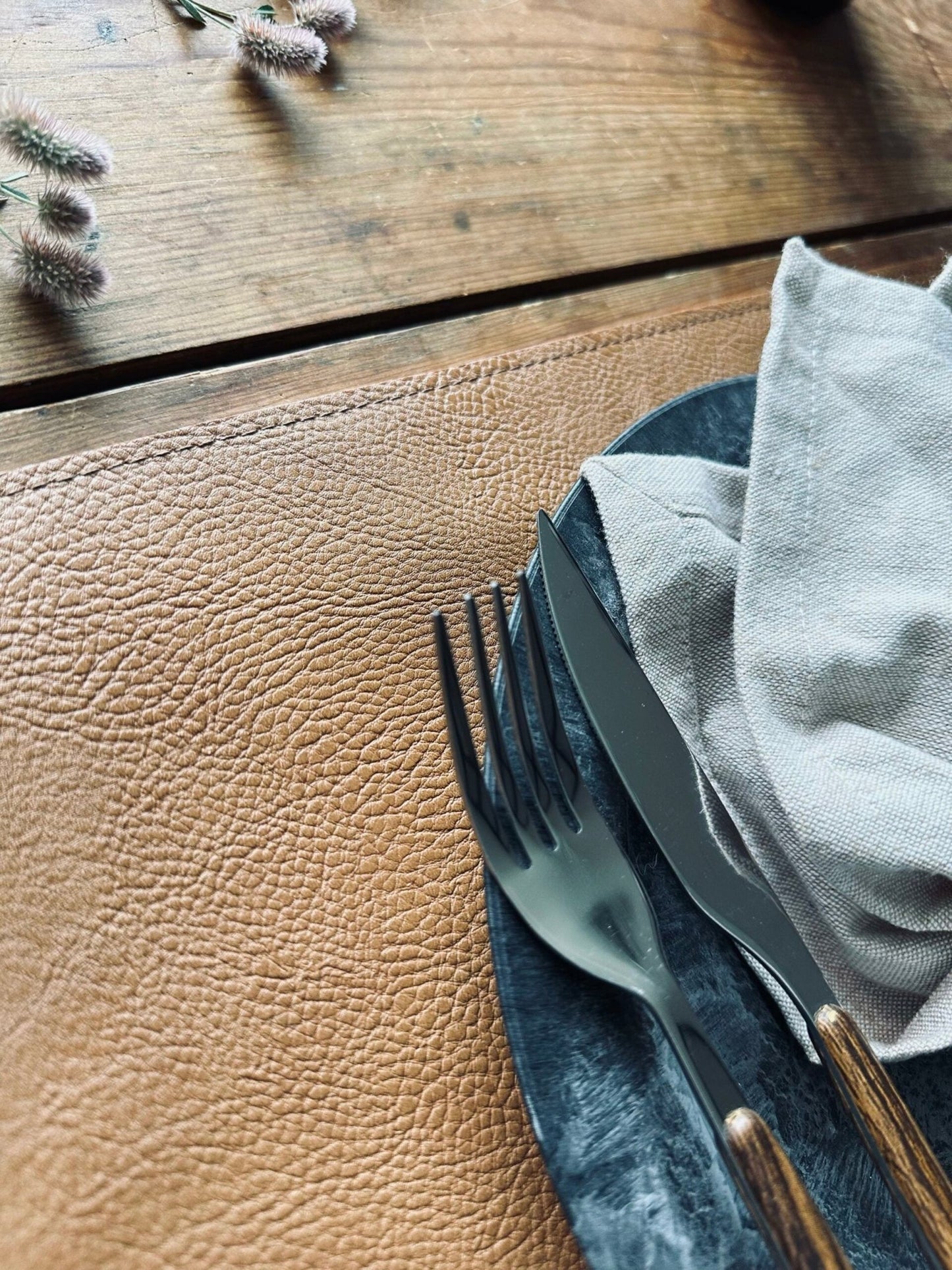 Dækkeserviet – Vendbar Cognac / Natur - VIAMAJA.DK