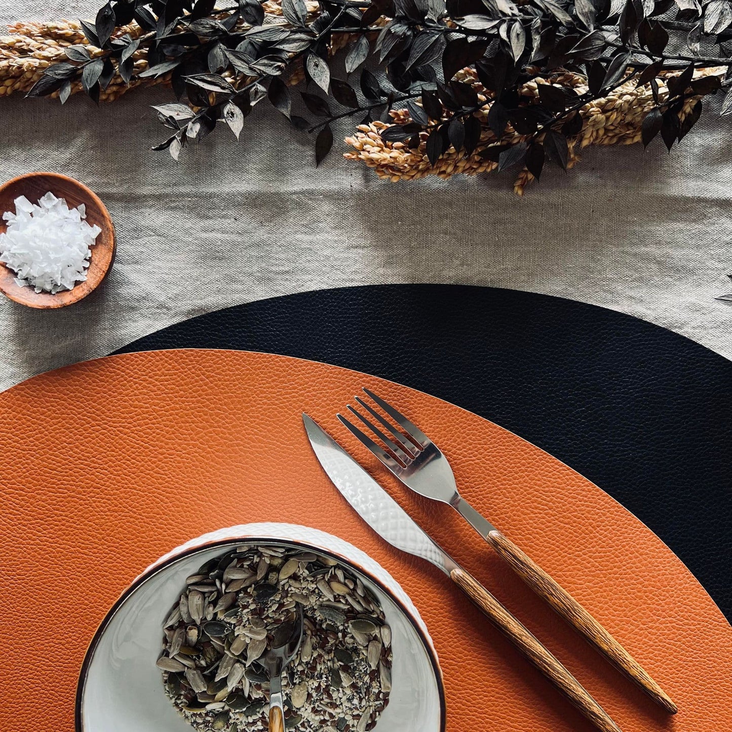 Dækkeserviet - Vendbar Cognac / Sort - Oval - VIAMAJA.DK