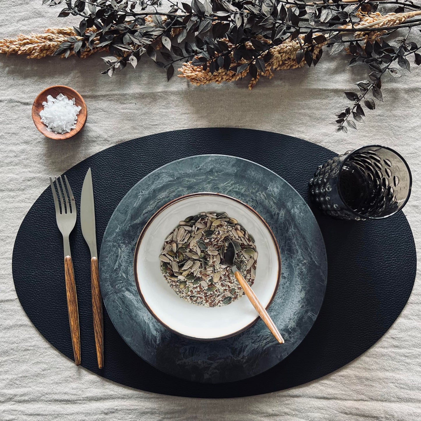 Dækkeserviet - Vendbar Cognac / Sort - Oval - VIAMAJA.DK