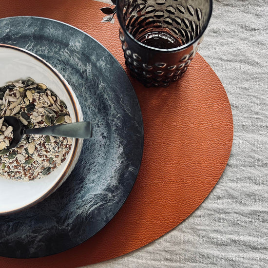 Dækkeserviet - Vendbar Cognac / Sort - Oval - VIAMAJA.DK