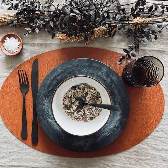 Dækkeserviet - Vendbar Cognac / Sort - Oval - VIAMAJA.DK