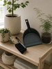 Fejebakke med kost - Recycling plast