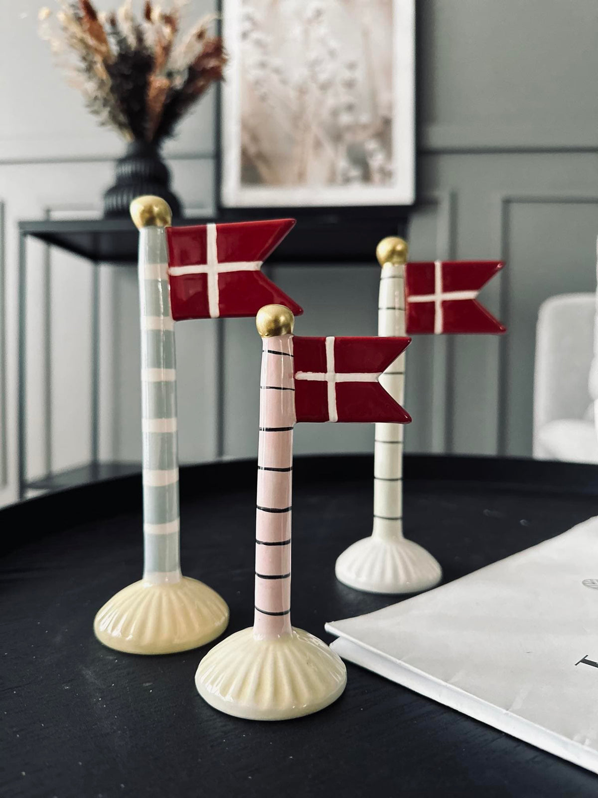 Ceramic Flags Flag keramik - Mix H 19cm – Multifarvet keramik – VIAMAJA