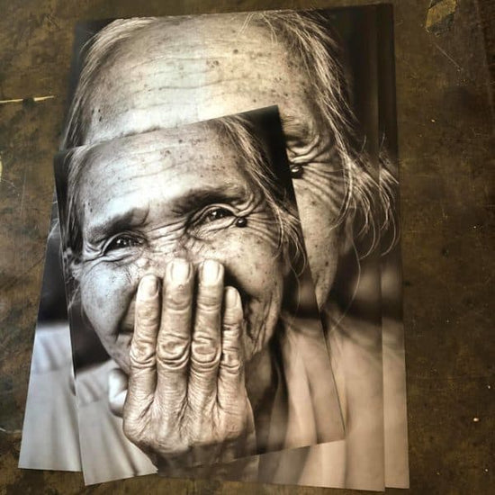 Fnisende kvinde - Sort / Hvid 50x70 cm - VIAMAJA