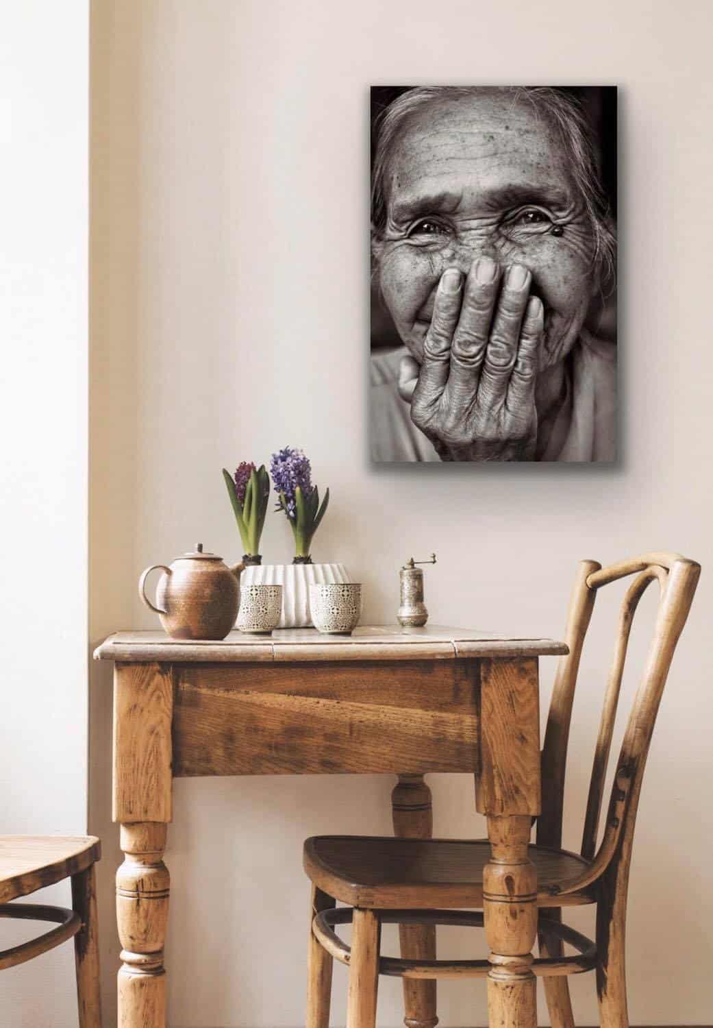 Fnisende kvinde - Sort / Hvid 50x70 cm - VIAMAJA