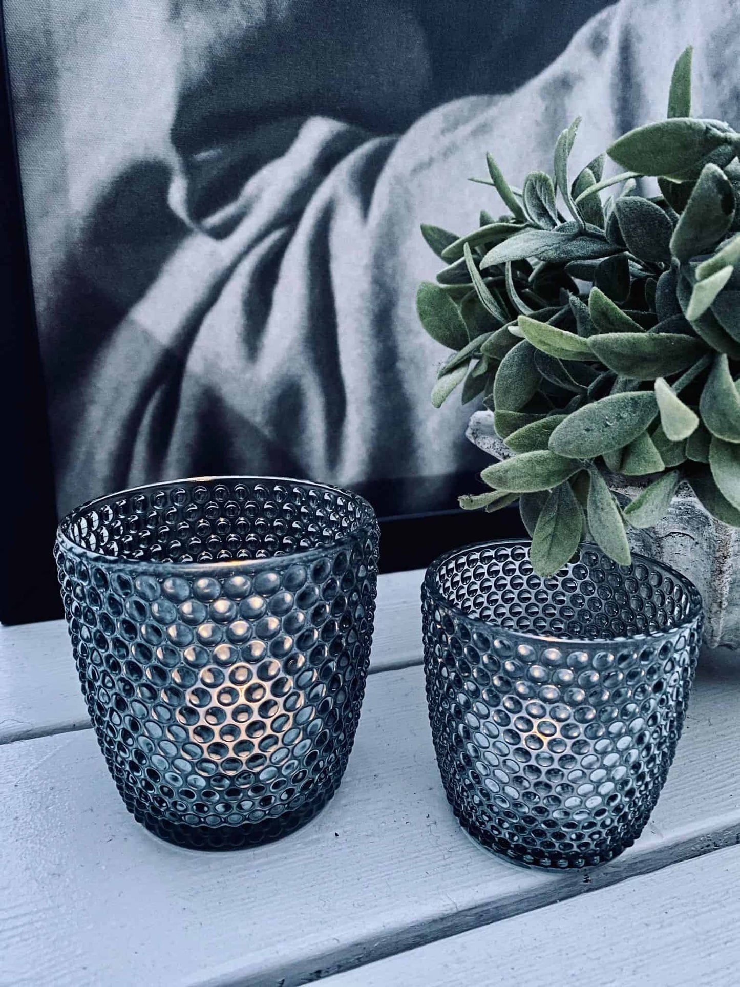 Fyrfadsstage i røgfarvet glas med prikker - Stor - VIAMAJA.DK