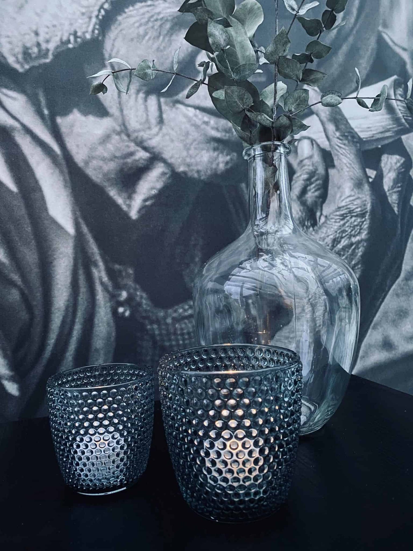 Fyrfadsstage i røgfarvet glas med prikker - Stor - VIAMAJA.DK