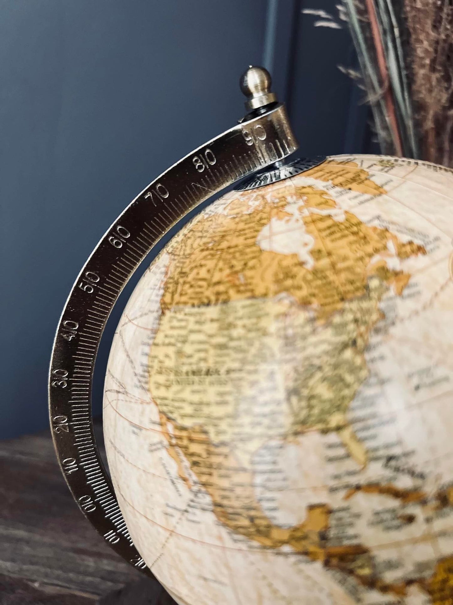 Globus på træfod - Gylden - VIAMAJA.DK