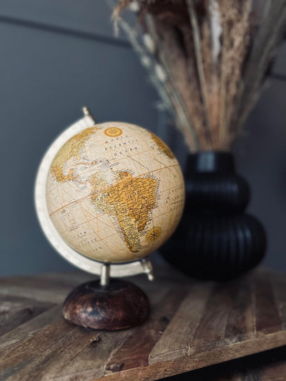 Globus på træfod - Gylden - VIAMAJA.DK