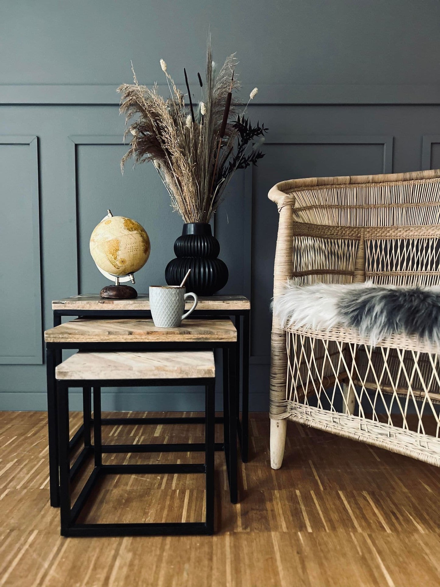 Globus på træfod - Gylden - VIAMAJA.DK