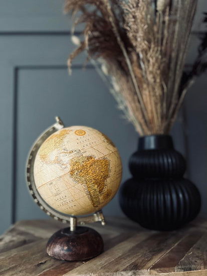 Globus på træfod - Gylden - VIAMAJA.DK