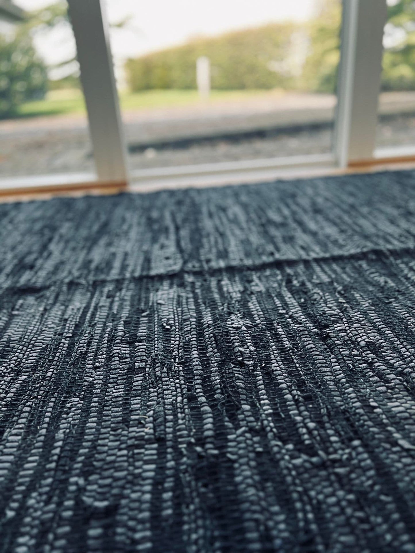 Gulvtæppe – 140x200cm sort læder - VIAMAJA.DK