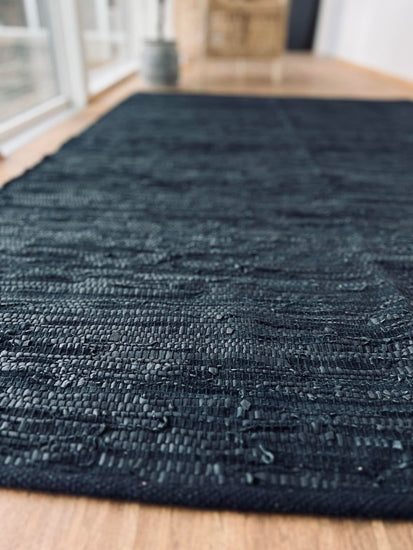 Gulvtæppe – 140x200cm sort læder - VIAMAJA.DK