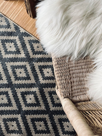 Gulvtæppe 180×120 – Godkendt til inde og ude - VIAMAJA.DK