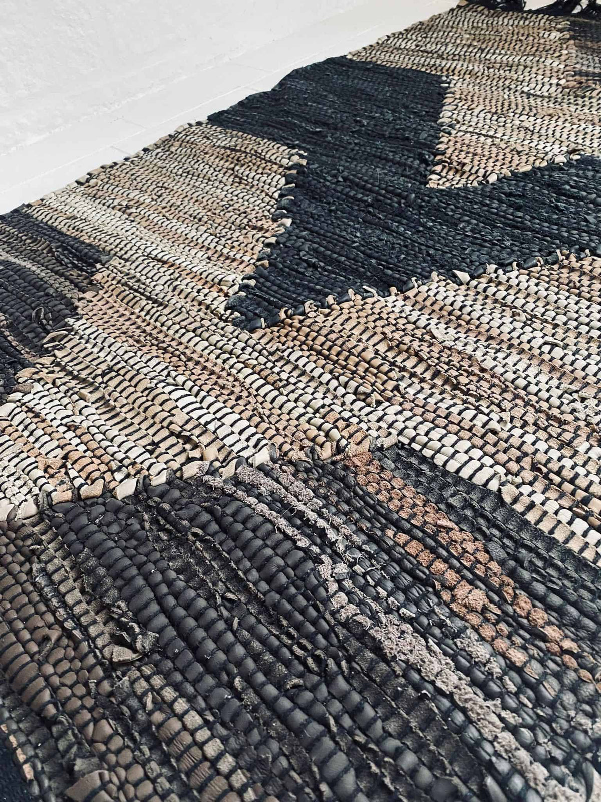 Gulvtæppe i flettet læder - 70x140cm - VIAMAJA.DK