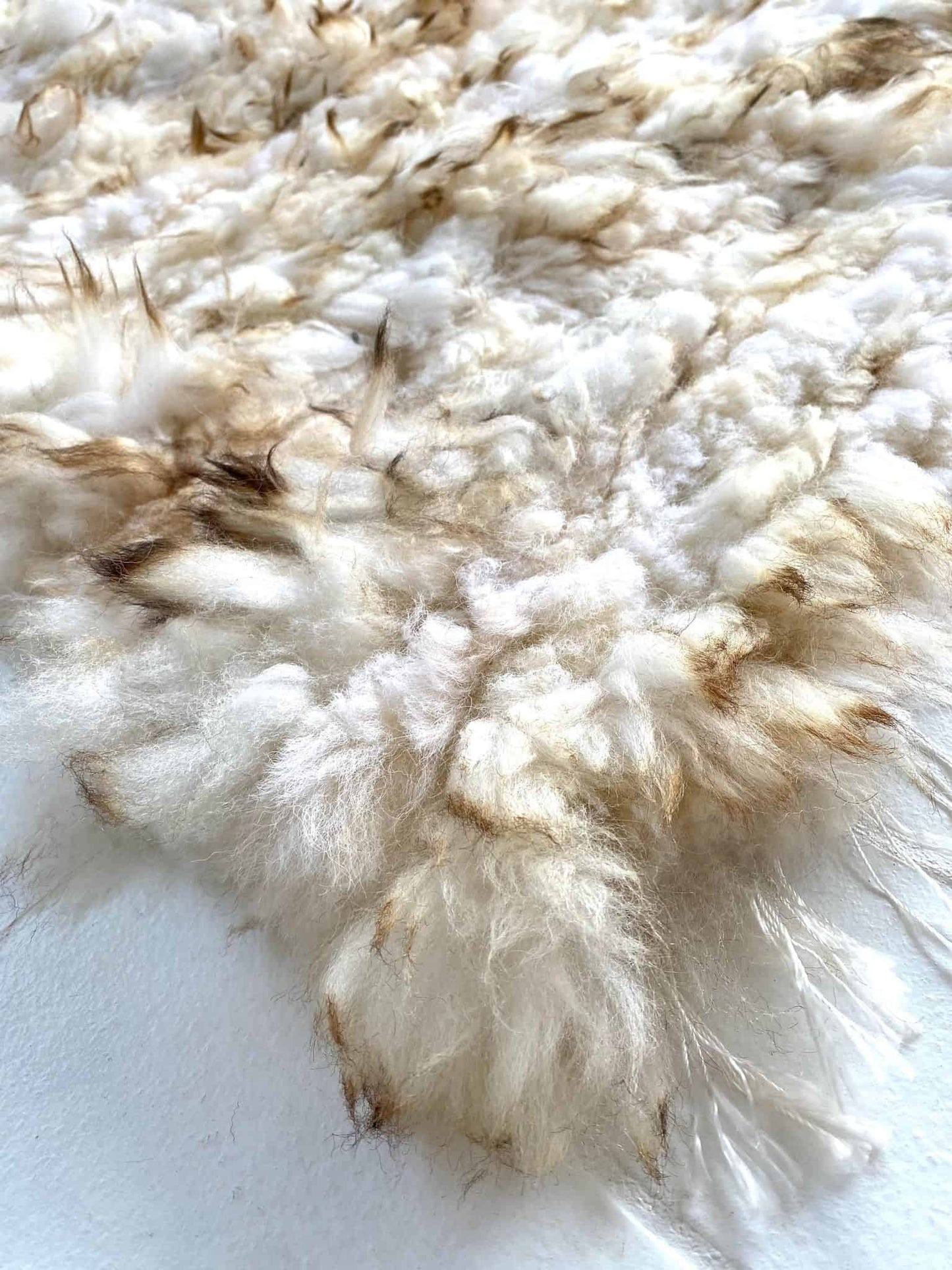 Gulvtæppe i håndsyet lammeskind - 90x150 - VIAMAJA.DK