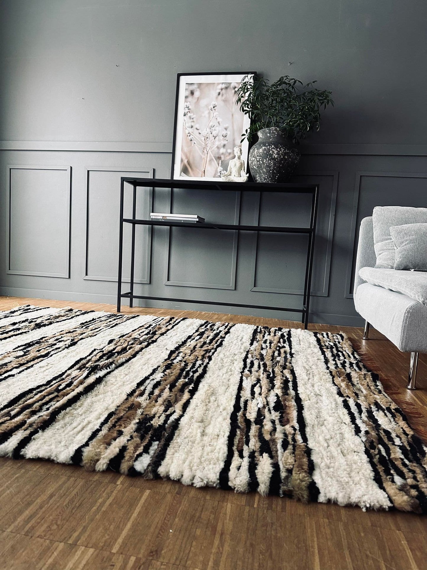 Gulvtæppe i lammeskind - Hvide striber - VIAMAJA.DK