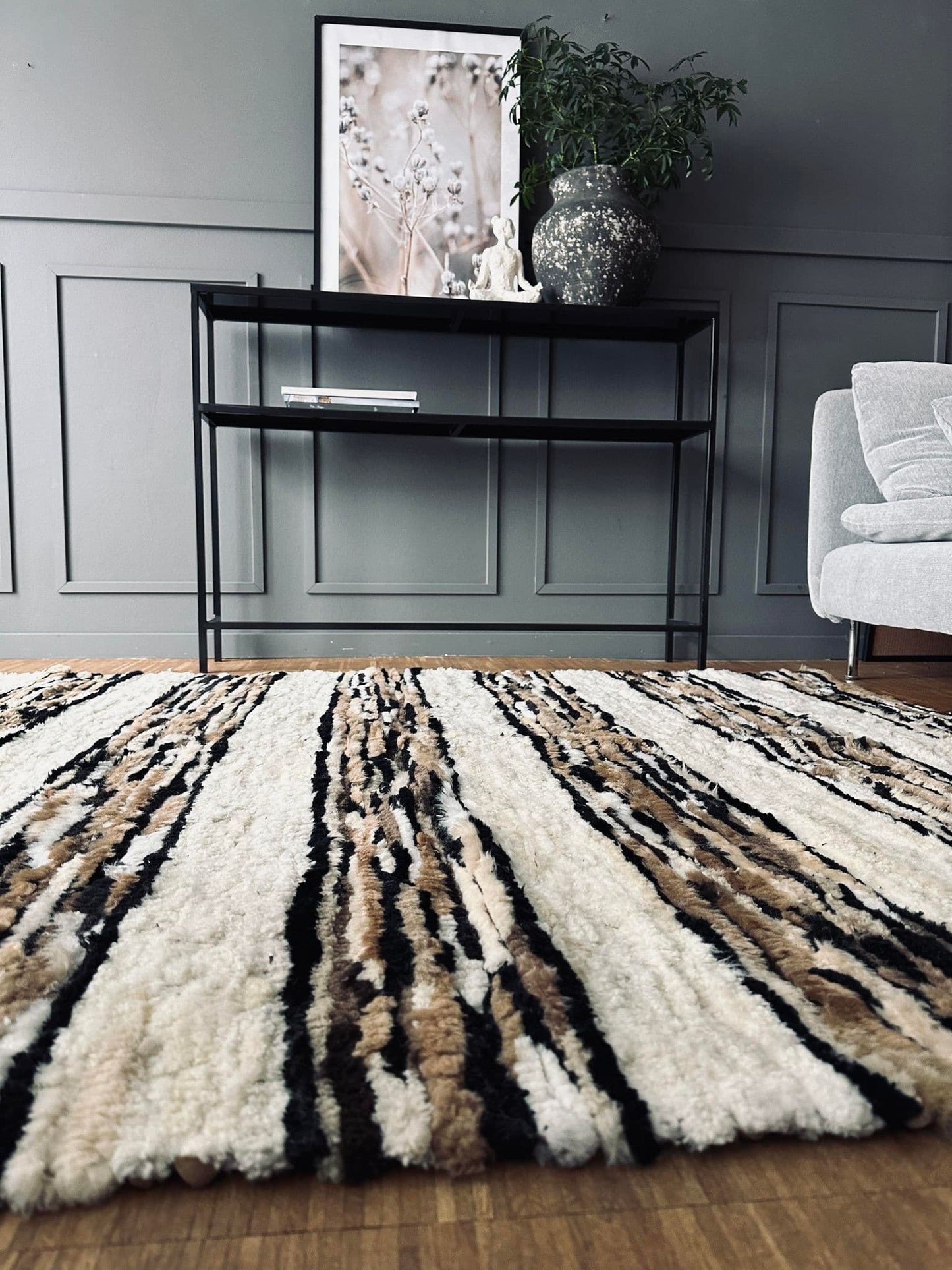 Gulvtæppe i lammeskind - Hvide striber - VIAMAJA.DK