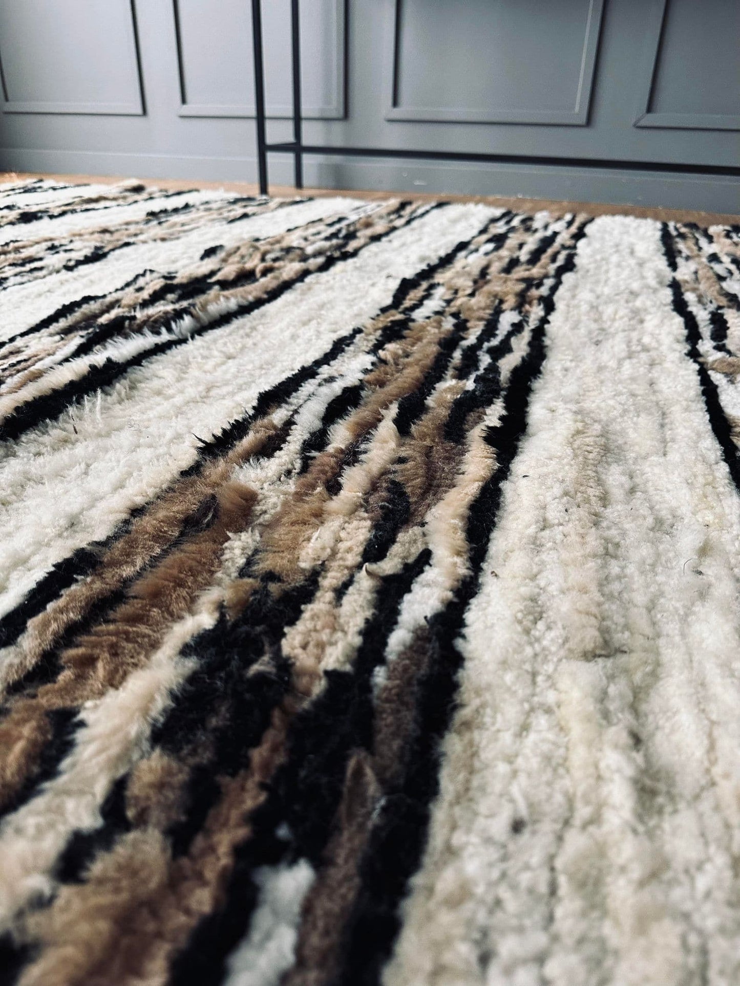 Gulvtæppe i lammeskind - Hvide striber - VIAMAJA.DK